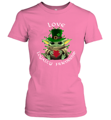 Baby Yoda hug St Patricks Day Irish love loyalty friendship Women's T-Shirt - kambletee