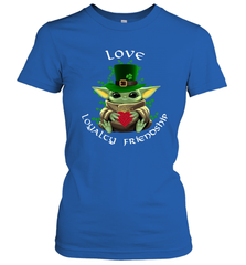 Baby Yoda hug St Patricks Day Irish love loyalty friendship Women's T-Shirt - kambletee