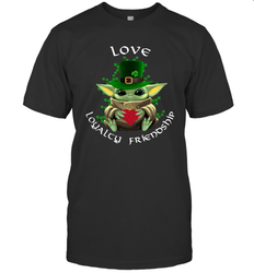 Baby Yoda hug St Patricks Day Irish love loyalty friendship Men's T-Shirt - kambletee