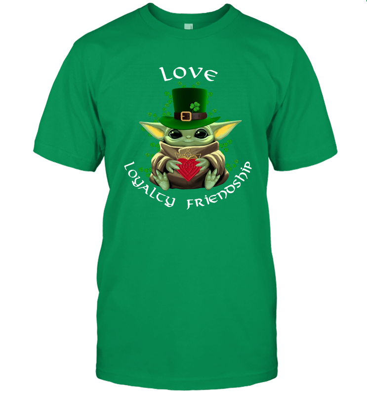 Baby Yoda hug St Patricks Day Irish love loyalty friendship Men's T-Shirt - kambletee