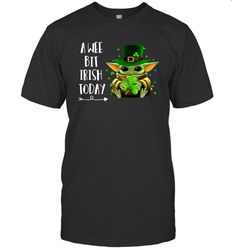 Baby Yoda hug St Patricks Day a wee bit Irish today Men's T-Shirt - kambletee