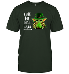 Baby Yoda hug St Patricks Day a wee bit Irish today Men's T-Shirt - kambletee