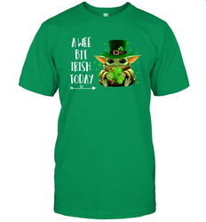 Baby Yoda hug St Patricks Day a wee bit Irish today Men's T-Shirt - kambletee