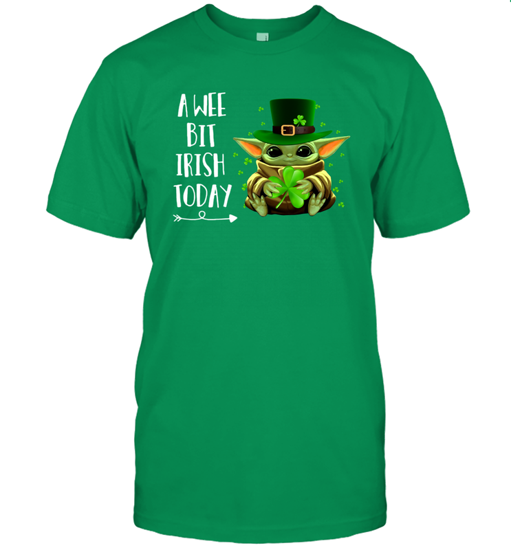 Baby Yoda hug St Patricks Day a wee bit Irish today Men's T-Shirt - kambletee