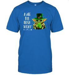 Baby Yoda hug St Patricks Day a wee bit Irish today Men's T-Shirt - kambletee